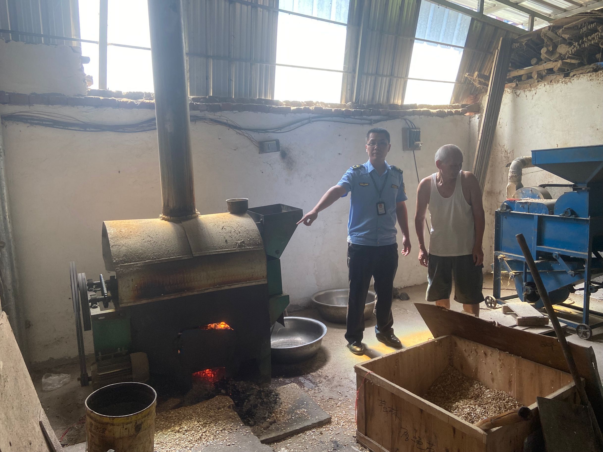 执法人员正在检查榨油小作坊生产设备.jpg